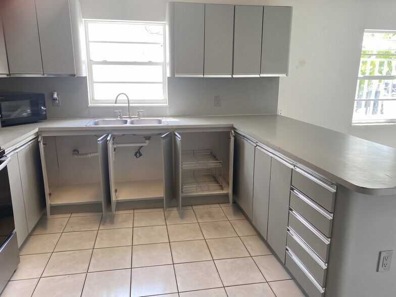 Building Photo - 4782 NW Flagler Ter