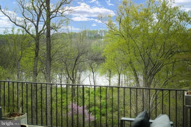 Building Photo - 9884 River Chase Way