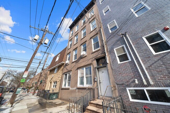 Building Photo - 531 Madison St