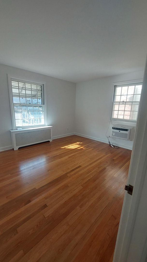 Building Photo - Cape Style Single Family 2 Bedroom/ 1 Bath...