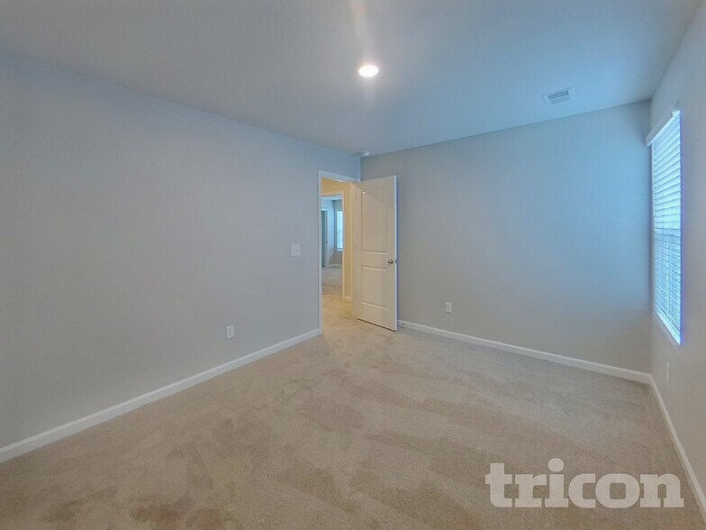 Building Photo - 2170 Southlea Dr