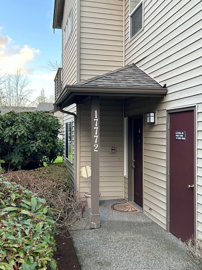 Building Photo - 3 Bed, 2 Bath Condo with in Cascade-Fairwood neighborhood of Renton, $2,865/month.