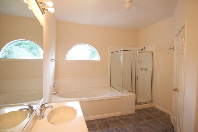 Building Photo - 3123 W Hampton Dr