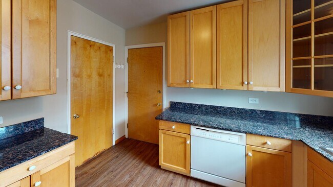 Building Photo - 2410 W Farragut Ave