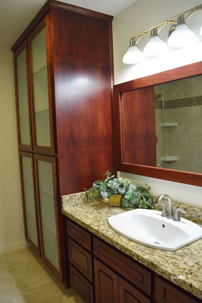 Building Photo - 4 bed 3 bath