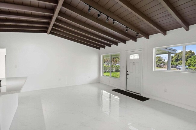 Building Photo - 1530 NW 18th Ct