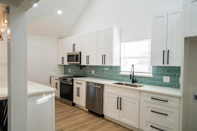 Building Photo - 1402 Bayou Shore Dr