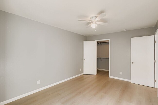 Building Photo - 2 Bed / 1 Bath spacious second floor condo...