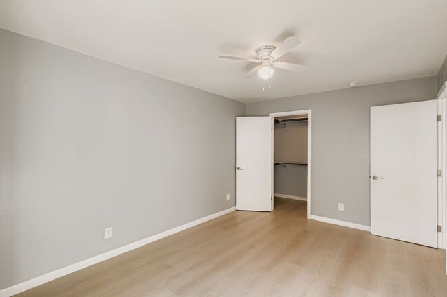 Building Photo - 2 Bed / 1 Bath spacious second floor condo near Expo Park!