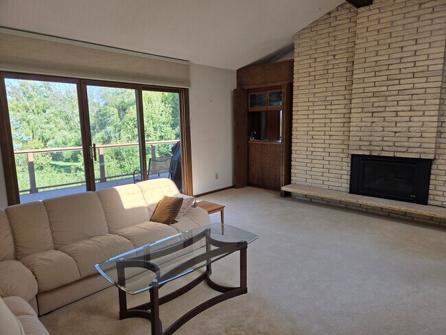 Building Photo - 2250 Greenview Dr