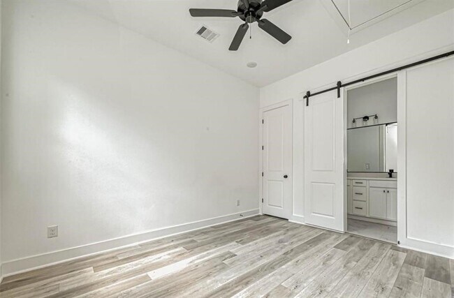 Building Photo - 8405 Schneider St