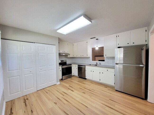 Building Photo - 2 bedroom/ 2 bath duplex for rent in NE Tallahassee, woodfloors, fenced back yard available Augus...