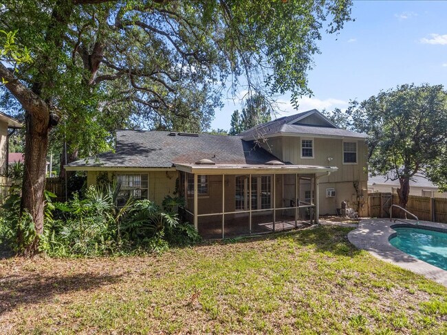 Building Photo - Single Family Pool Home Excellent Location