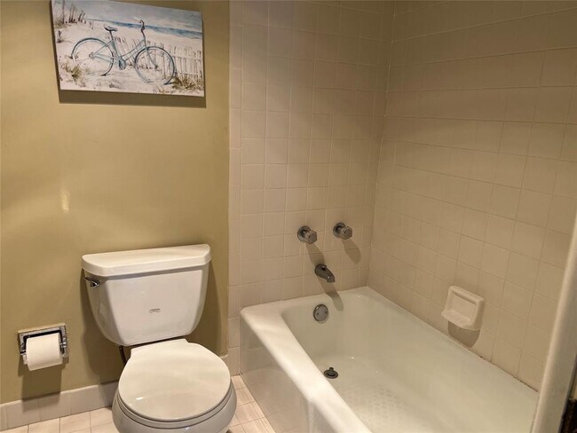 Building Photo - 445 SE 21st Ave