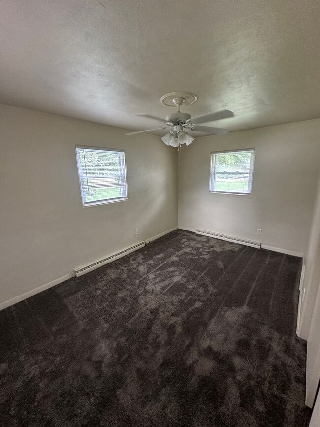 Building Photo - 1801 Lynwood Dr