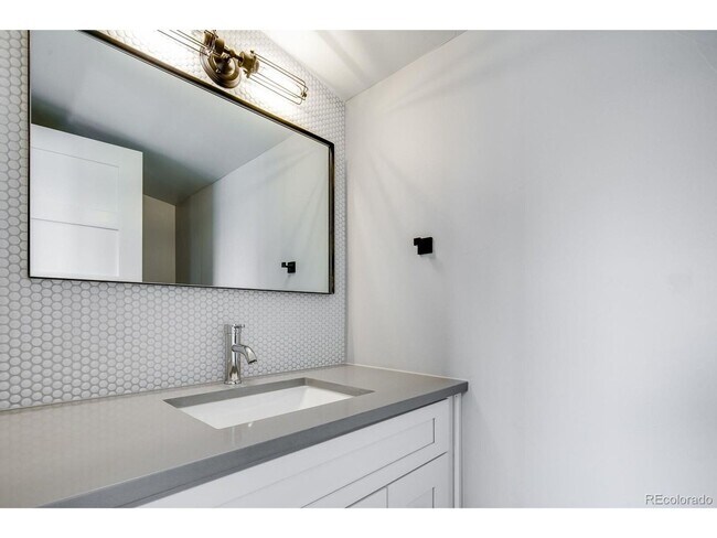 Building Photo - ONE MONTH FREE - Modern 3BR Townhome in Denver