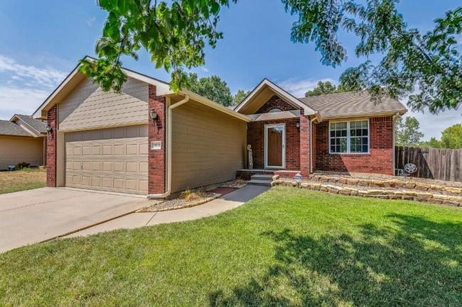 Building Photo - Well maintained 3 bedroom, 3 bath home clo...