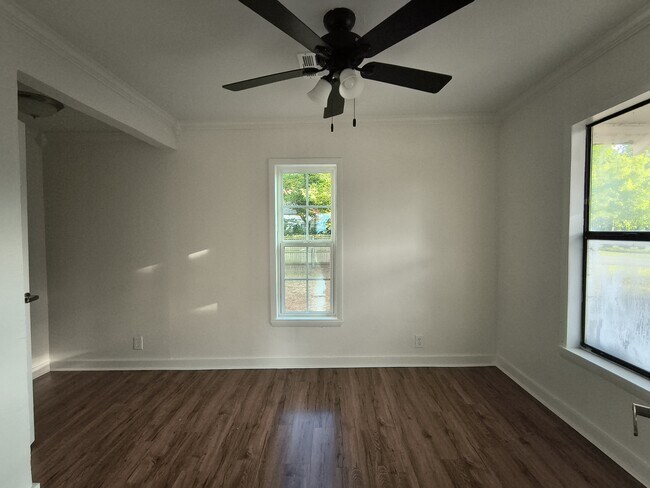Building Photo - 206 S Elm St