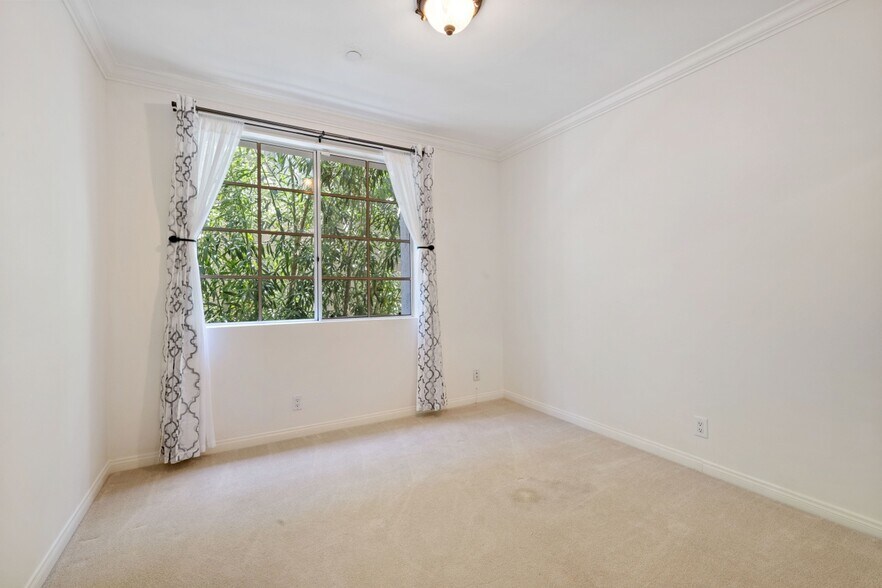 Building Photo - 1375 Kelton Ave