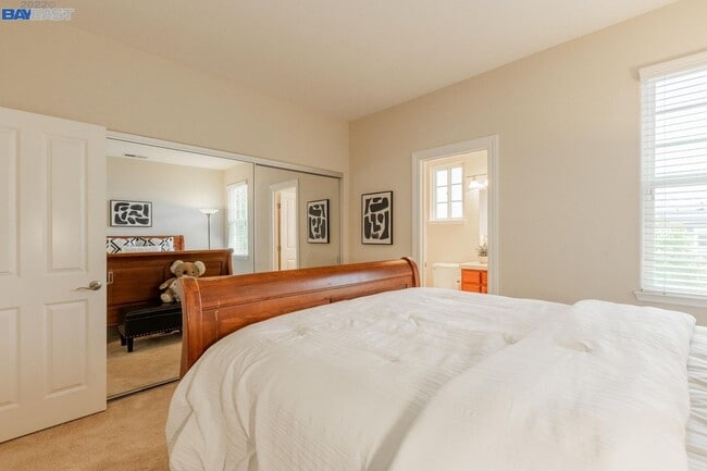 Building Photo - Live Exceptionally in This Peaceful Willow Glen Executive Home; 4 bed/ 4.5 bath