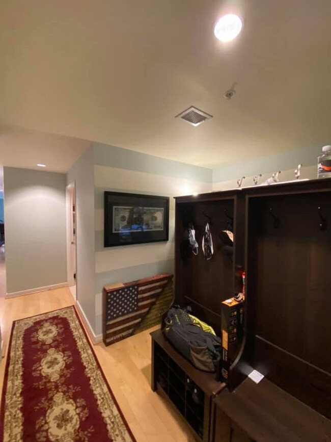 Building Photo - Lovely 1 BR + Den/1 BA Condo in Mount Vern...