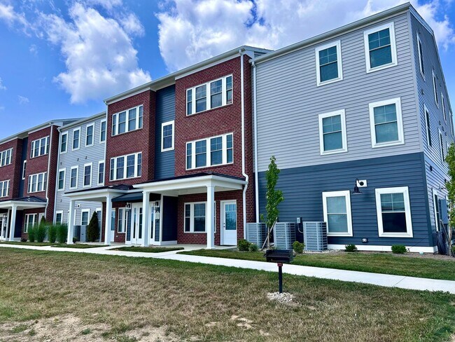 Building Photo - Beautiful 2 Bed, 2 Bath PREMIUM Apartment in PRIME location!  Furnished & Unfurnished Options Ava...