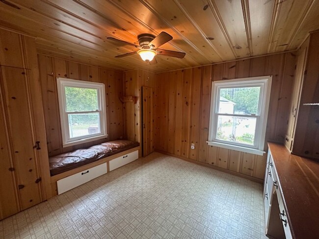 Building Photo - Wonderful Empire Grade Home