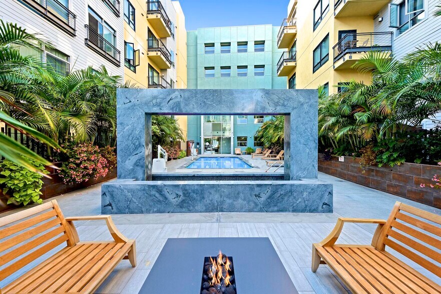 Building Photo - 889 Date St