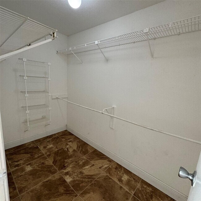 Building Photo - 805 Riverside Dr