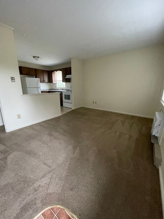 Building Photo - One Bedroom Apartment