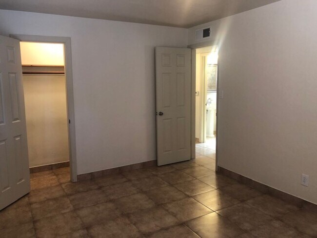 Building Photo - Mid town newly updated home!