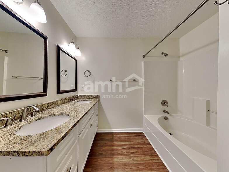 Building Photo - 119 Macallan Ct