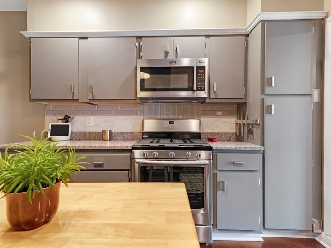 Building Photo - Luxury Updated Row Home | 1 Block from Butler Street