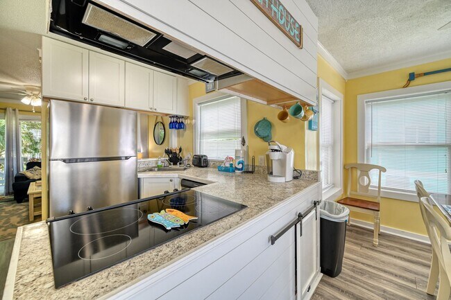 Building Photo - FULLY FURNISHED OFF-SEASON RENTAL STARTING MID-OCT