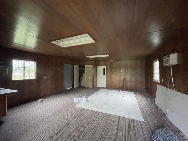 Building Photo - 2 bed brick home outside town
