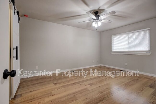 Building Photo - 314 N Lakeside Terrace