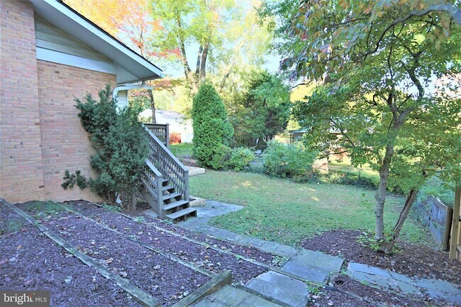 Building Photo - 9705 Fernwood Rd