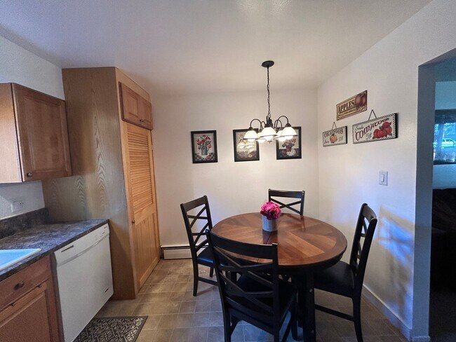 Building Photo - Great Location!  Furnished Condo off Ski Run Blvd - 9 month lease