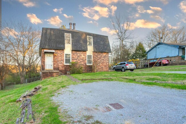 Building Photo - Charming Nashville Home!