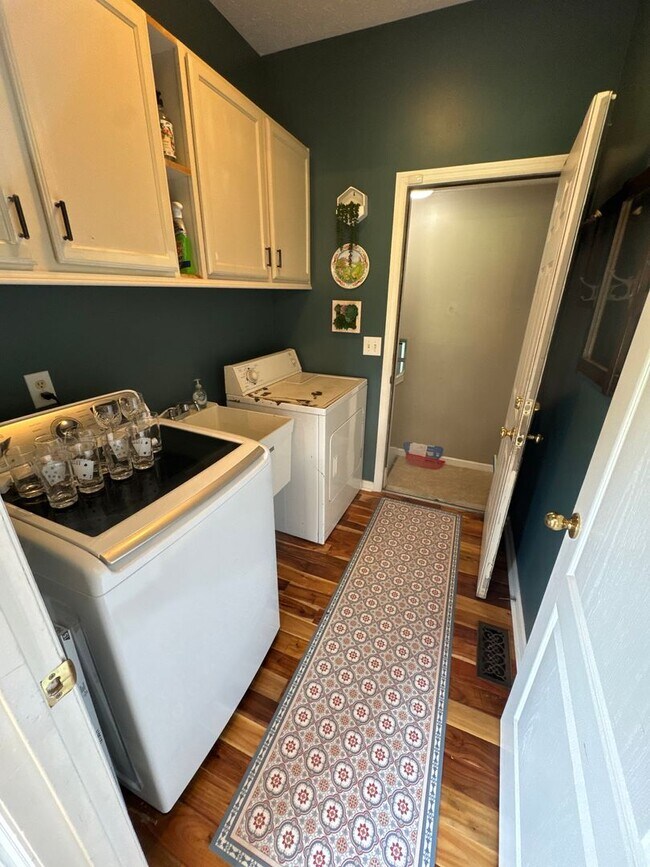 Building Photo - FOR LEASE- 4 BEDROOM FURNISHED HOME IN MT....