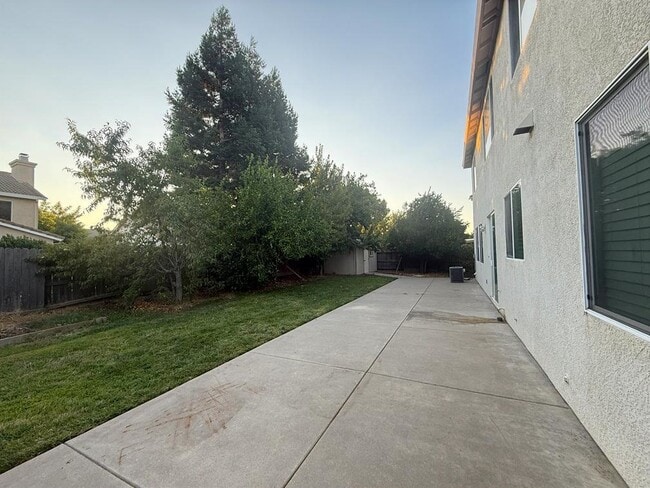 Building Photo - 6116 Ravenna Way