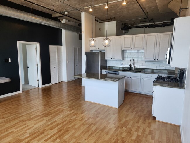 Building Photo - 3963 W Belmont Ave