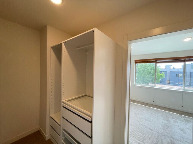 Building Photo - 3638 NE 73rd Pl