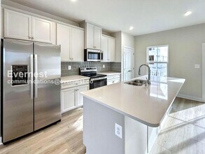 Building Photo - PROMO: Get $500 Off First Full Month’s Rent!/3 Bed/2.5 Bath Townhome with Garage / Available Now!