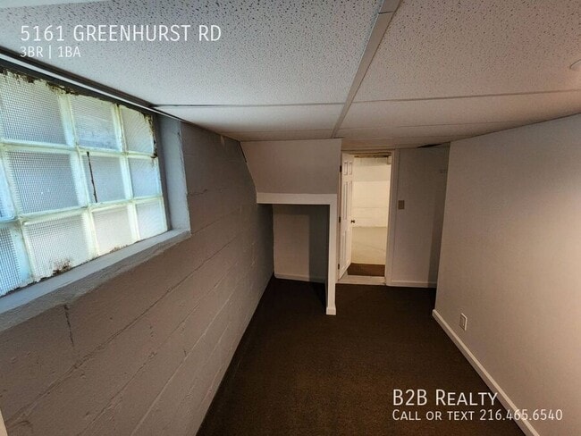 Building Photo - 5161 Greenhurst Dr