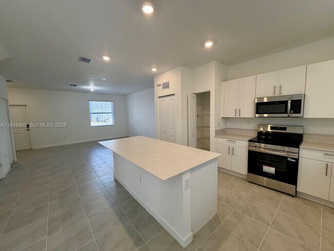 Building Photo - 254 SE 10th St