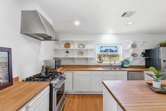 Building Photo - 180 Grove Rd