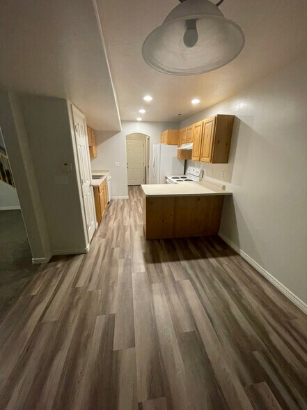Building Photo - 652 W 800 N
