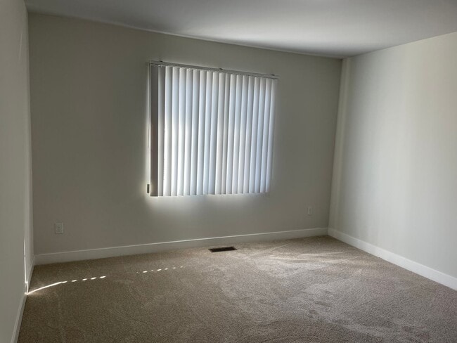 Building Photo - 3 Bedroom, 2 1/2 Bath, Townhouse w/ 2-Car Garage by Stoney Creek, Shelby Township