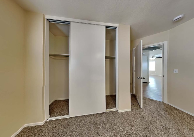 Building Photo - 206 E Valley View Dr